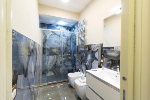 A bathroom at Porto Rooms & Suite