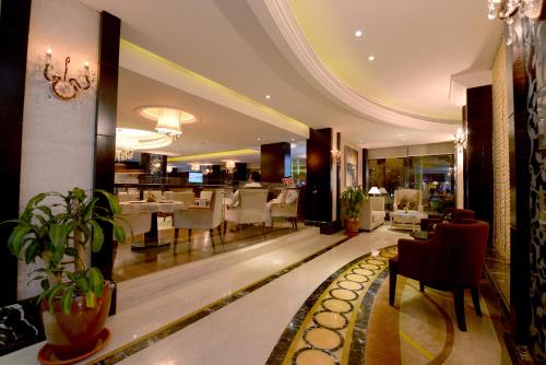 a lobby with a dining room and a restaurant at Boudl Al Woroud بودل الورود in Riyadh