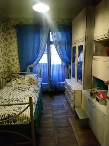 1 Schlafzimmer mit 2 Betten und einem Fenster in der Unterkunft Cozy room nearly the United Exhibition Center on the metro station Levoberejnaya. in Kiew