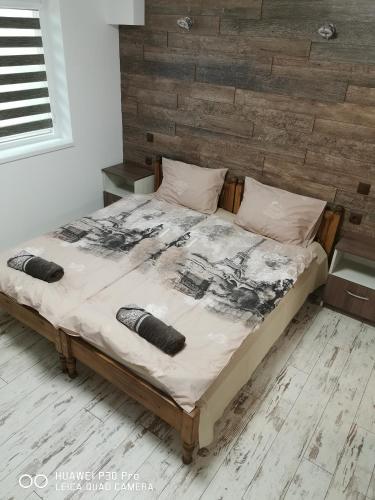 um quarto com uma cama grande e uma cabeceira em madeira em Hotel Belisimo em Ruse