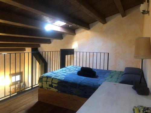 1 dormitorio con 1 cama y 1 lámpara en una habitación en Apartaments Alzina, en Tavertet