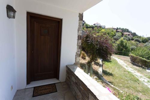 Zahrada ubytování Tranquil Infinity Pool Getaway (private jacuzzi and steam bath, pool, garden, sea and city views)