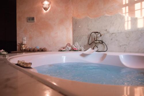 Koupelna v ubytování Tranquil Infinity Pool Getaway (private jacuzzi and steam bath, pool, garden, sea and city views)