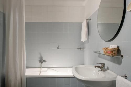 
a bathroom with a sink, toilet and bathtub at BEST WESTERN Titian Inn Hotel Venice Airport in Tessera
