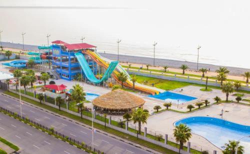 einen Wasserpark mit Rutsche und Wasserpark in der Unterkunft Orbi Plaza Black Sea in Batumi
