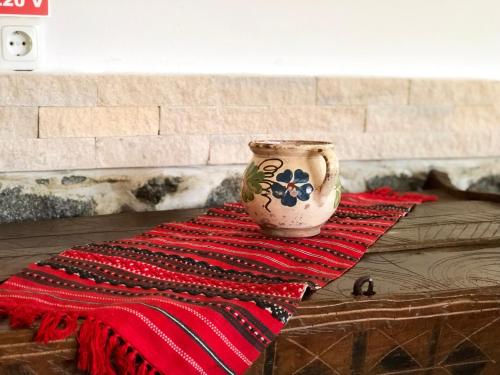 a vase sitting on top of a table at Pensiunea Ioana in Poeni