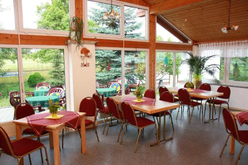 Restorāns vai citas vietas, kur ieturēt maltīti, naktsmītnē Regenbogenhof Rudelswalde