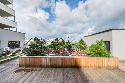 a courtyard with a garden in the middle of a building at Zaliakalnio terasos apartamentai in Kaunas