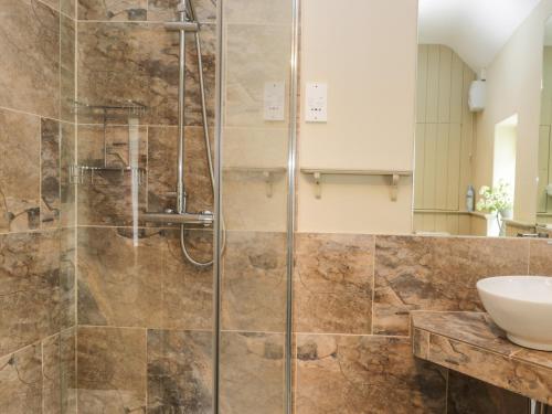 un baño con ducha y lavabo en Stakesby House Apartment 3, en Whitby