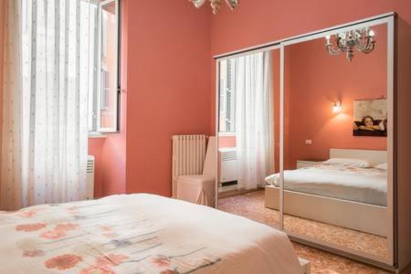 ローマにあるFrattina De Luxeのオレンジ色の壁のベッドルーム1室(ベッド1台、鏡付)
