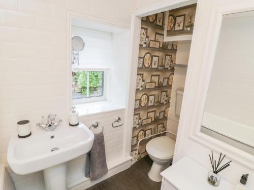 uma casa de banho com um lavatório e um WC em Pheasant Cottage em Whitby