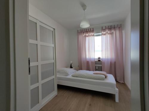 une chambre avec un lit et une grande fenêtre dans l'établissement An der Wassermühle, à Metzingen