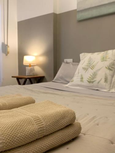 a bedroom with a bed with a pillow and a lamp at Apartamento turístico en pleno centro de Ferrol in Ferrol