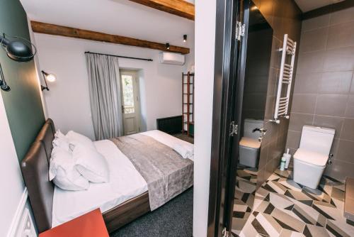 Кровать или кровати в номере Atoneli Apartment hotel