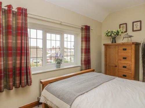 un dormitorio con una cama y una ventana en Stakesby House Apartment 3, en Whitby
