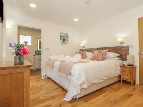 Un dormitorio con una cama grande con toallas. en Hazel, en Truro