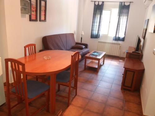 salon ze stołem i kanapą w obiekcie Alojamiento Mirador del Castillo w mieście La Iruela