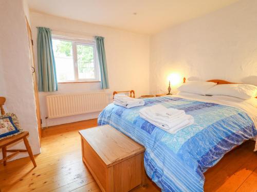 sypialnia z łóżkiem z ręcznikami w obiekcie Quiet Waters Cottage w mieście Coleraine
