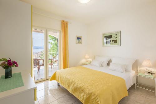 A bed or beds in a room at Apartments Matea - 20m from sea