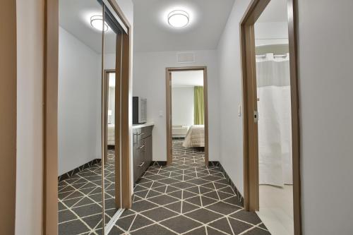 a hallway with mirrors in a hotel room at King Hotel in Palmerston
