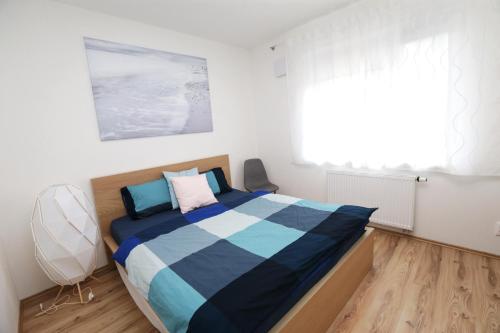 um quarto com uma cama e uma janela em Šamorín - apartment in the center - free parking em Šamorín