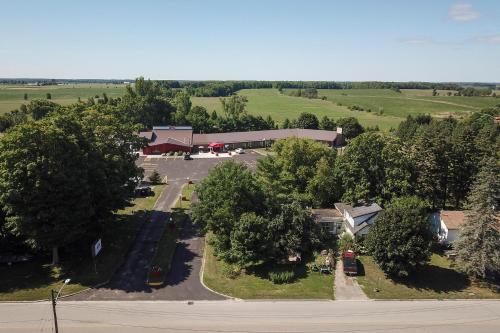 an overhead view of a building with a parking lot at King Hotel in Palmerston