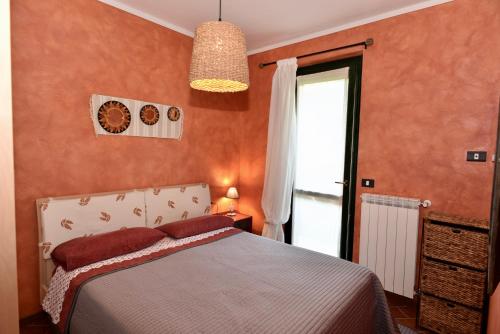 Un pat sau paturi într-o cameră la Holiday Apartment Albachiara