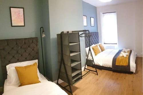 Postel nebo postele na pokoji v ubytování 8 bed house 2 miles (7 Mins) from Newcastle centre