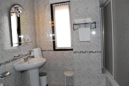 Hostal Universal tesisinde bir banyo