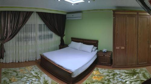 Giường trong phòng chung tại Maadi Apartment - 3 rooms ( Families Only )