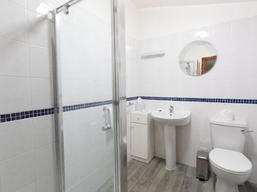 ein Badezimmer mit Toilette und Waschbecken in der Unterkunft Riverhouse Lodge in Upwey