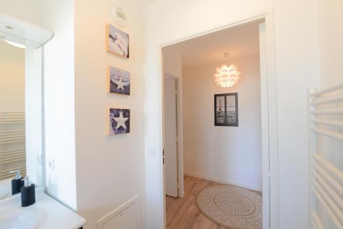 a hallway with a mirror and a sink in a room at Disneyland Dream 3 - Charmant Appartement 7 pax in Serris