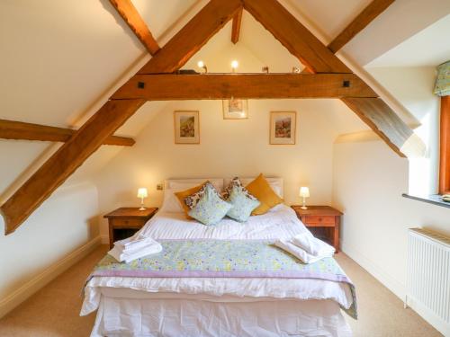เตียงในห้องที่ Great Bradley Cottage