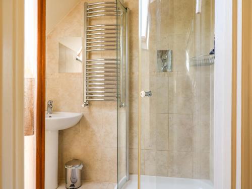 un bagno con doccia e lavandino di Great Bradley Cottage a Minehead