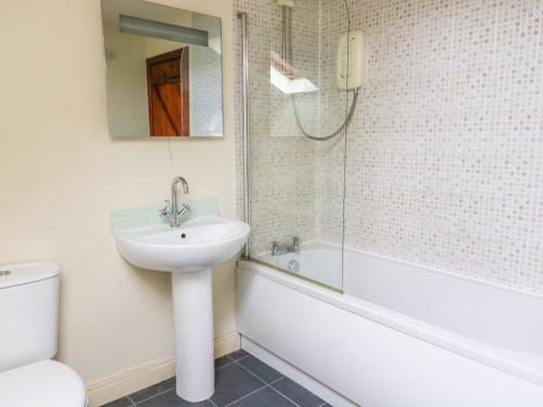 Un baño de Fawcetts Barn