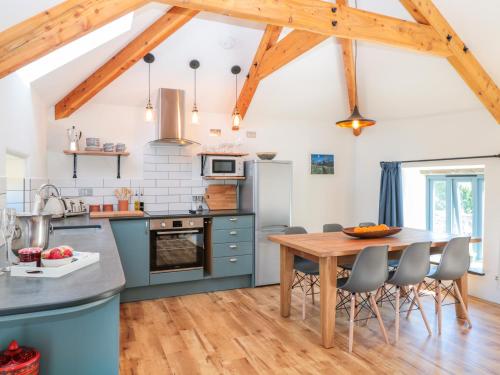 A kitchen or kitchenette at Manor House Barn