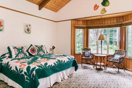 Lova arba lovos apgyvendinimo įstaigoje Kilauea Lodge and Restaurant