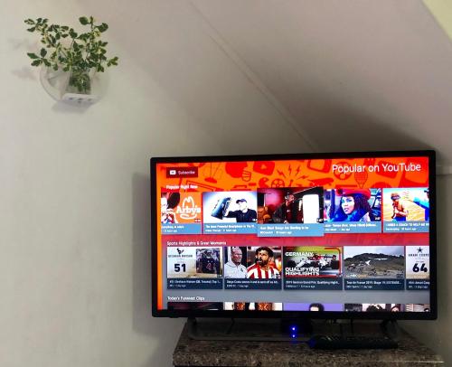 TV a/nebo společenská místnost v ubytování Lemon House