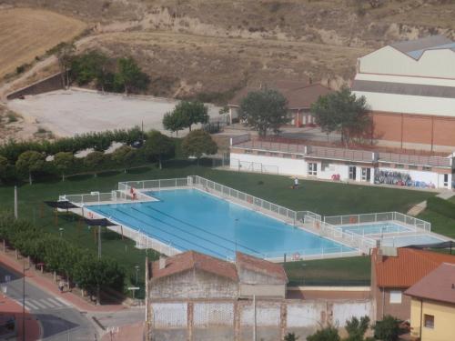 an overhead view of a large swimming pool at Pensión Arroniz in Arróniz