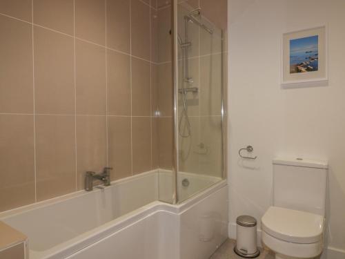 Un baño con bañera, inodoro y ducha. en Cherrywood Manor, en Bodmin