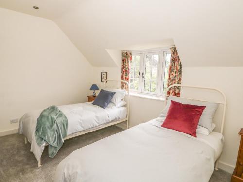 A bed or beds in a room at Wren Cottage