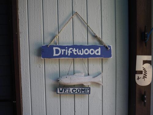 Naktsmītnes Driftwood logotips vai norāde