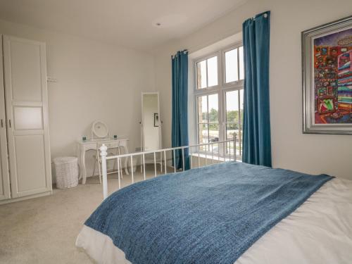 un dormitorio con una cama y una ventana en Cherrywood Manor, en Bodmin