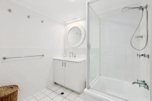 Un baño de Sunny and spacious Sunshine Beach