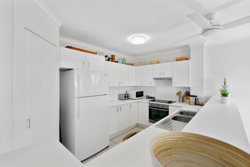 Una cocina o zona de cocina en Sunny and spacious Sunshine Beach