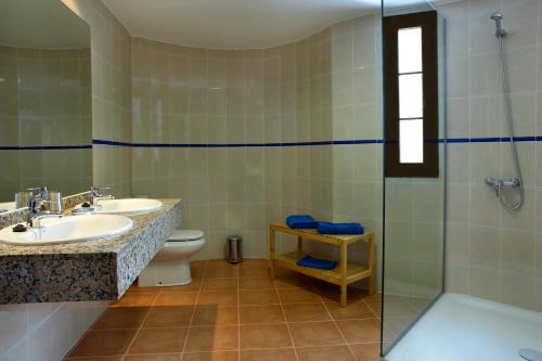 łazienka z toaletą, umywalką i prysznicem w obiekcie Apartamentos Tabaiba w Costa Teguise
