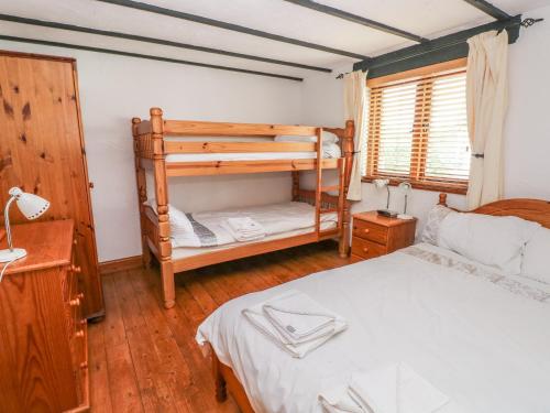 Cowslip Cottage emeletes ágyai egy szobában