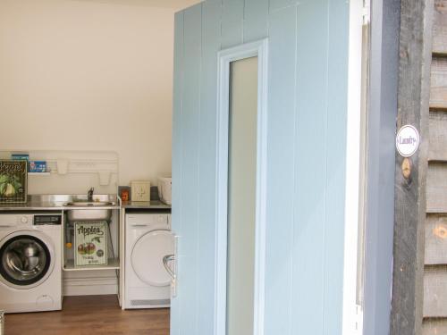 A kitchen or kitchenette at The Old Power House Cottage 2