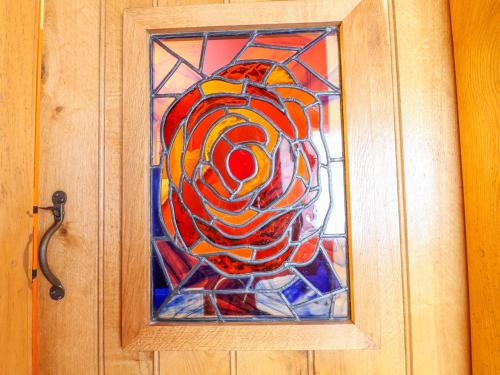 a stained glass window on a wooden door at Woodland Lodge in Alfreton