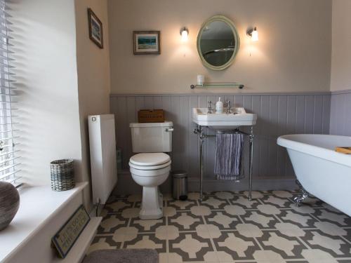 a bathroom with a toilet and a sink and a tub at Moelwyn View Cottage in Blaenau-Ffestiniog